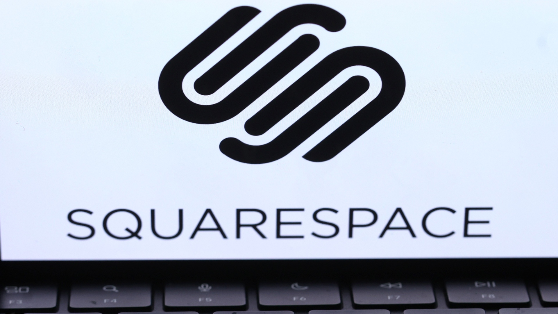 Squarespace logosu bir dizüstü bilgisayar ekranında görüntülenir.