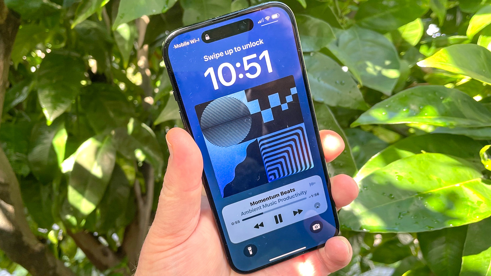 iOS 18.4'te ortam müziği çalan bir iPhone 15 Pro