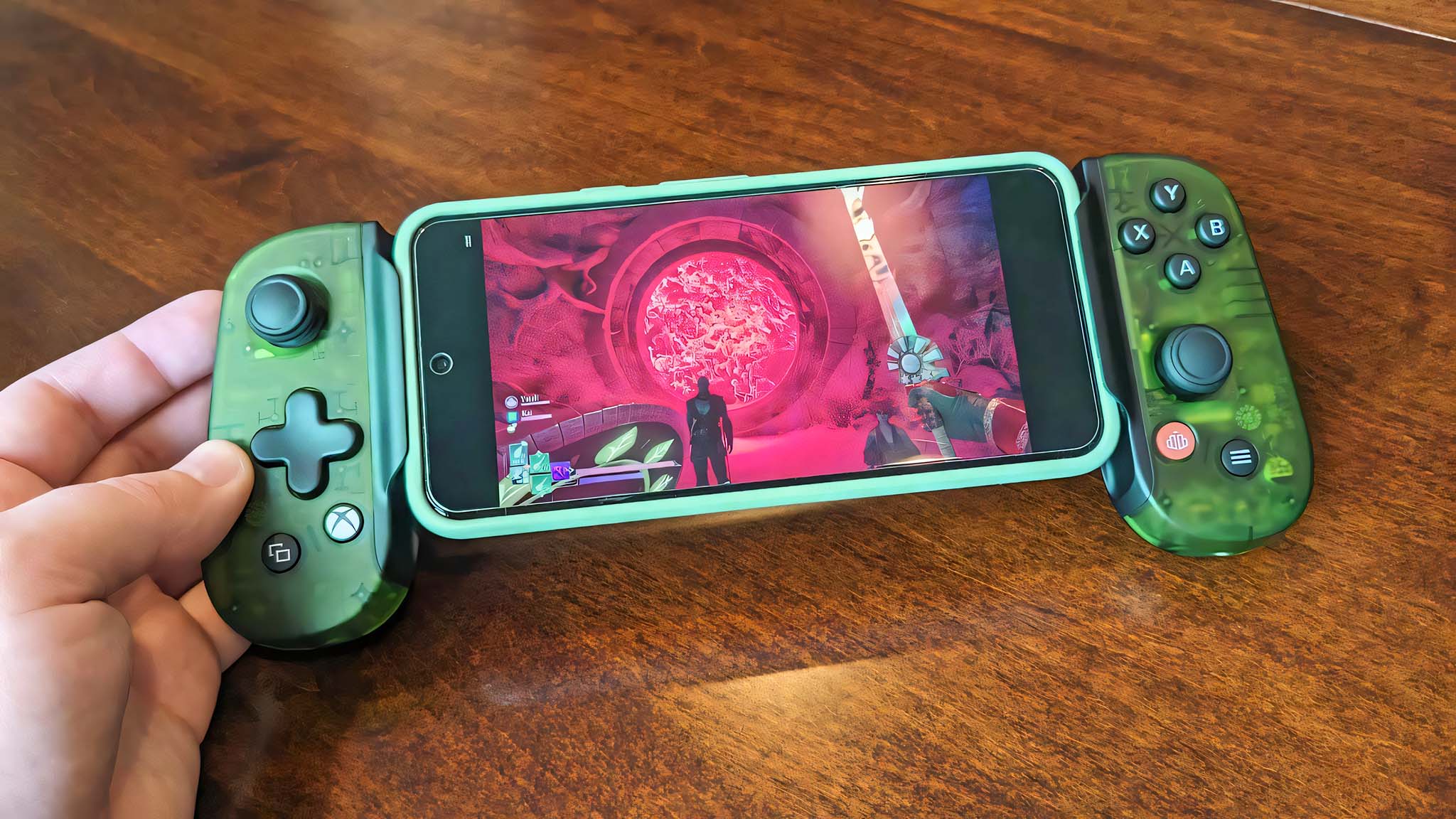 Avowed oynarken omurgayı bir Xbox sürümünü tutan bir el.