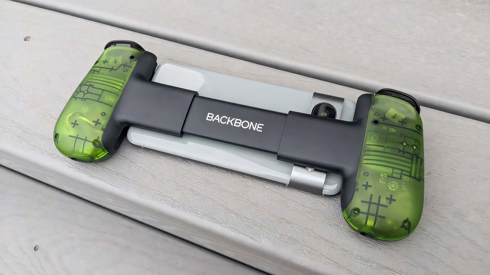 Pixel 8 yüklü Omurga One Xbox Edition'ın arka tarafı.