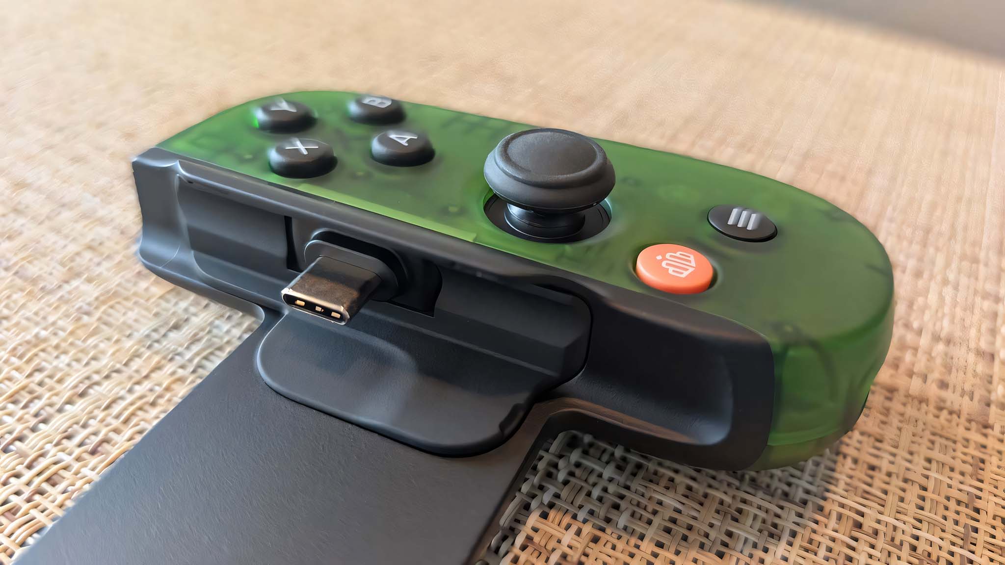 Omurganın kapatılması One Xbox Edition USB-C bağlantı alanı.