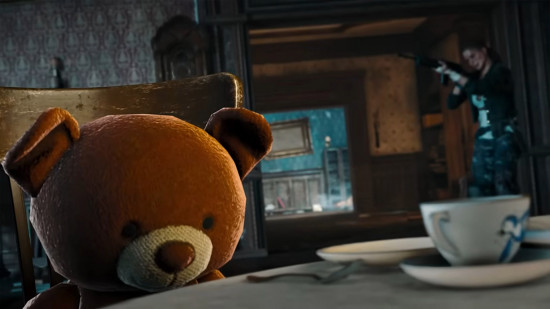 Black Ops 6 Parçalanmış Peçe Ana Görevi: Yumuşak kahverengi bir oyuncak ayı bir masada oturuyor