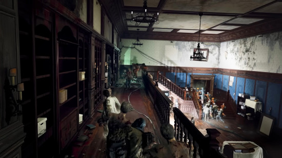 Black Ops 6 Parçalanmış Peçe Ana Görevi: Zombiler, iki kişi kitaplıkların yanında savaşırken eski ahşap merdivenleri taşıyor