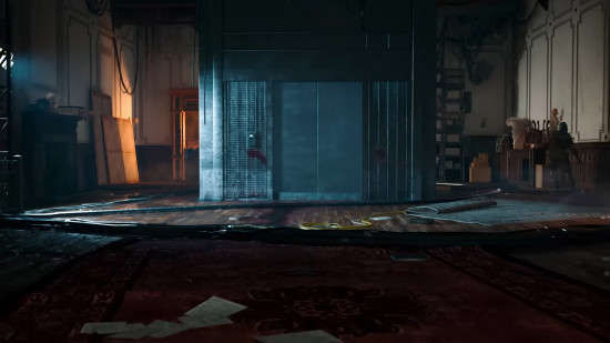 Black Ops 6 Parçalanmış Peçe Ana Görevi: Büyük bir odanın ortasında metal asansör oturuyor