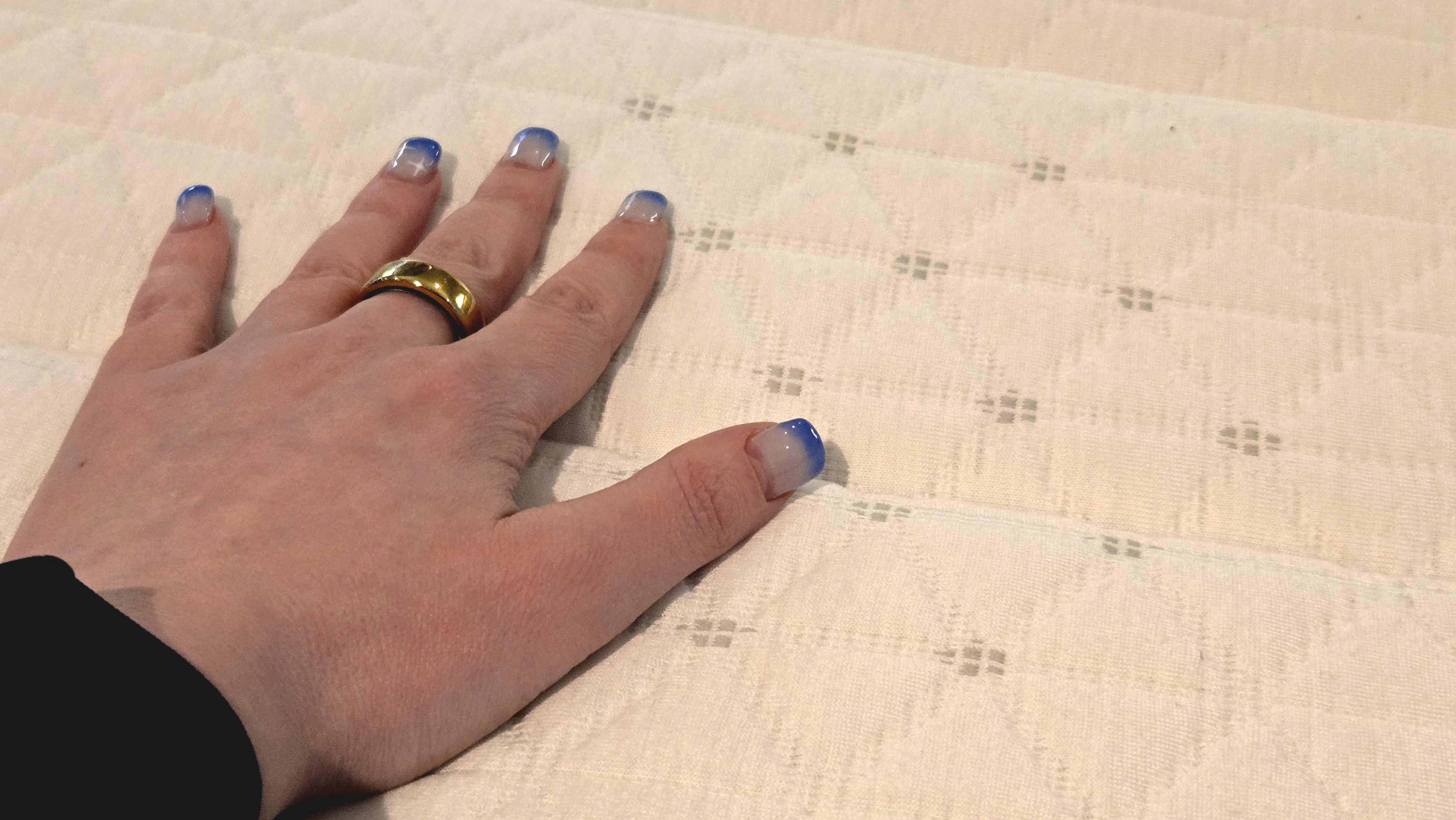 Güncellenmiş Helix Midnight Mattress'in kapağında test cihazımızın eli