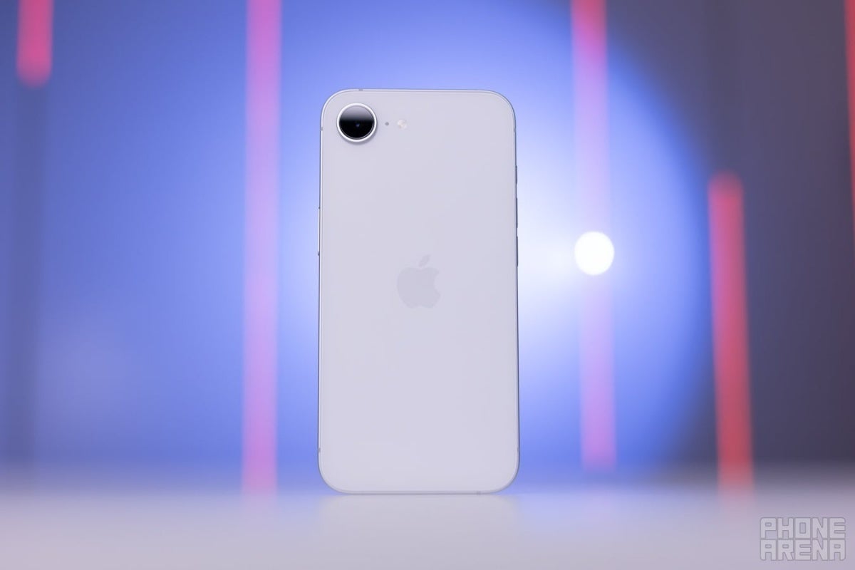 İPhone 16E, eski ve kırık iPhone'unuzda ticaret yaparak Verizon'da ücretsiz olarak alabileceğiniz cihazlardan biridir. | Resim Kredisi - Phonearena - Verizon, T -Mobile'ın tartışmalı 'Fiyat Kilidi' kitabından bir sayfa alıyor (sınırlı bir süre için)