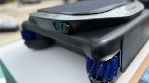 Tasarımını ve mavi fırça ataşmanlarını gösteren Dreame J1 havuz temizleme robotunun kapatılması.
