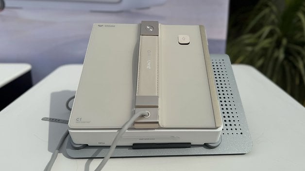 Dream C1 pencere temizleme robotu şebeke anahtarı ve kablolu bir yüzeyde.