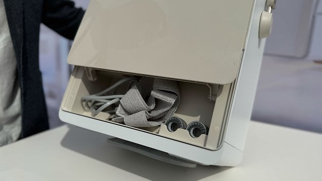 Temizlik havlu ve kabloları gösteren açık bir bölmeli bir Dreate C1 pencere temizleme robotu.
