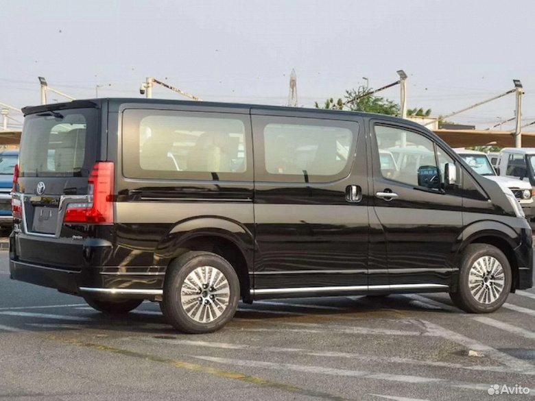 Toyota Alphard'dan daha fazla ve daha serin - ve çok daha ucuz. Rusya'ya özellikle ferah bir Toyota Granvia 2025 alınıyor