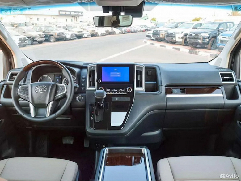 Toyota Alphard'dan daha fazla ve daha serin - ve çok daha ucuz. Rusya'ya özellikle ferah bir Toyota Granvia 2025 alınıyor