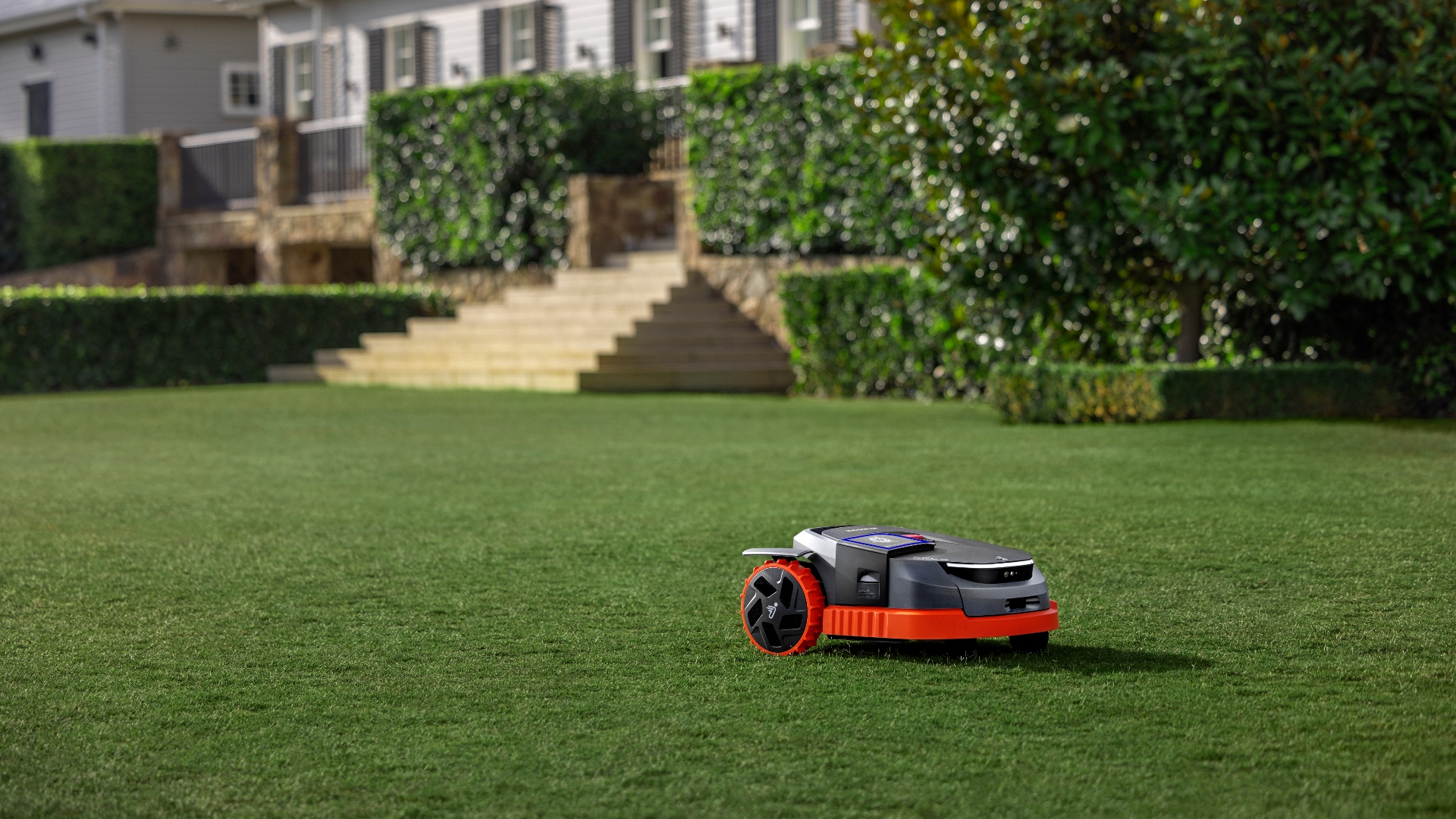 Büyük bir çim üzerinde Segway Navimow x3 serisi
