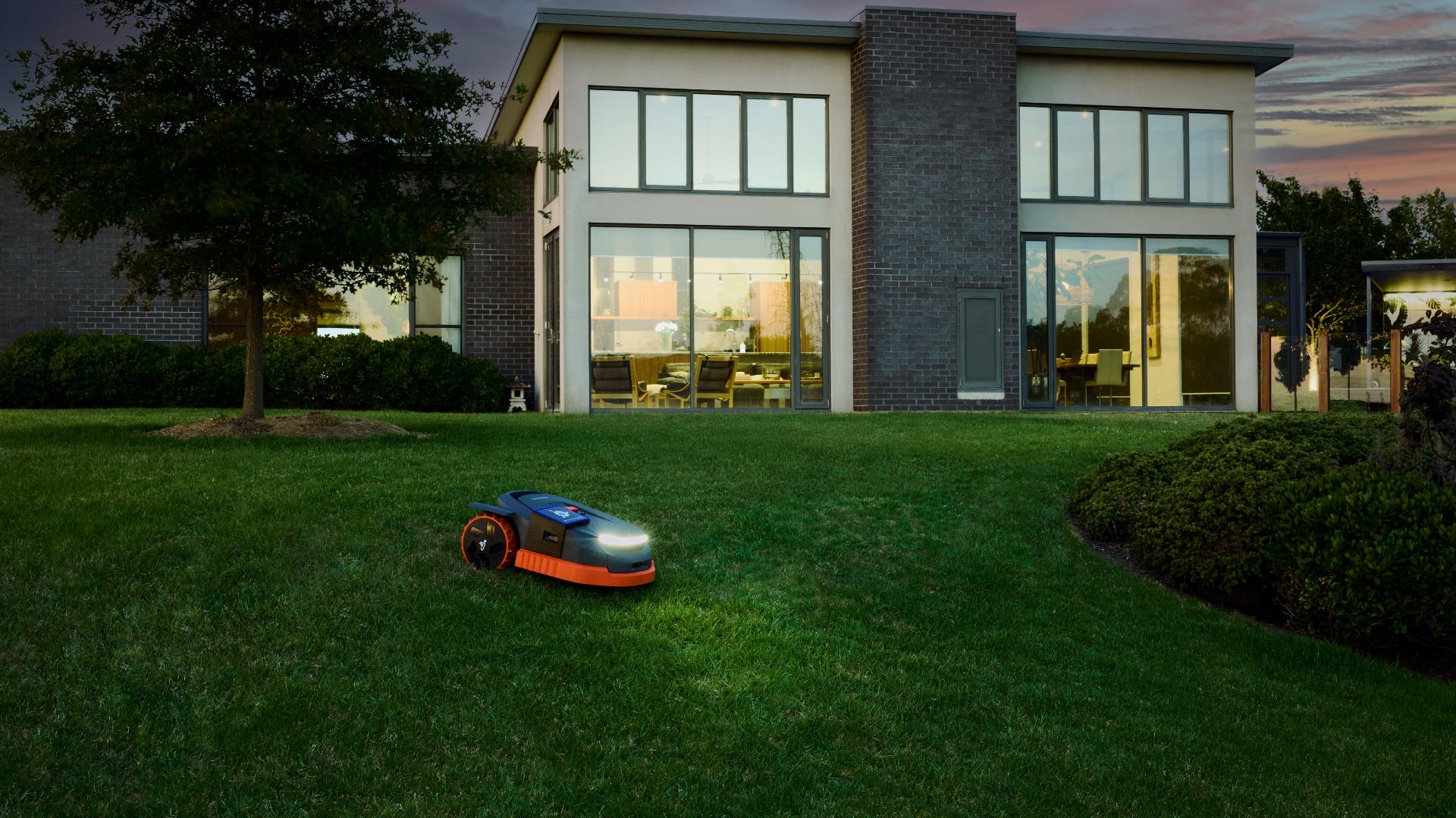 Bir yamaçta bir çim üzerinde Segway Navimow x3 serisi