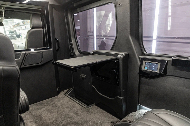 Lüks “NN VIP” bir buzdolabı, TV ve Wi-Fi ile temsil edilir. Bu vazgeçilmez Volkswagen Multivan ve Mercedes-Benz V-Serisi'ne cevabımız