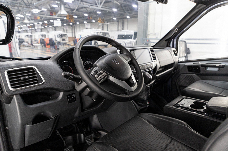 Lüks “NN VIP” bir buzdolabı, TV ve Wi-Fi ile temsil edilir. Bu vazgeçilmez Volkswagen Multivan ve Mercedes-Benz V-Serisi'ne cevabımız
