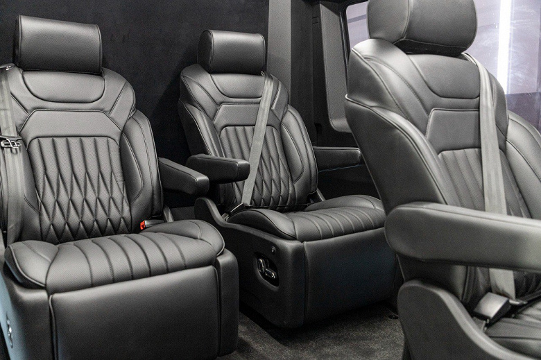 Lüks “NN VIP” bir buzdolabı, TV ve Wi-Fi ile temsil edilir. Bu vazgeçilmez Volkswagen Multivan ve Mercedes-Benz V-Serisi'ne cevabımız