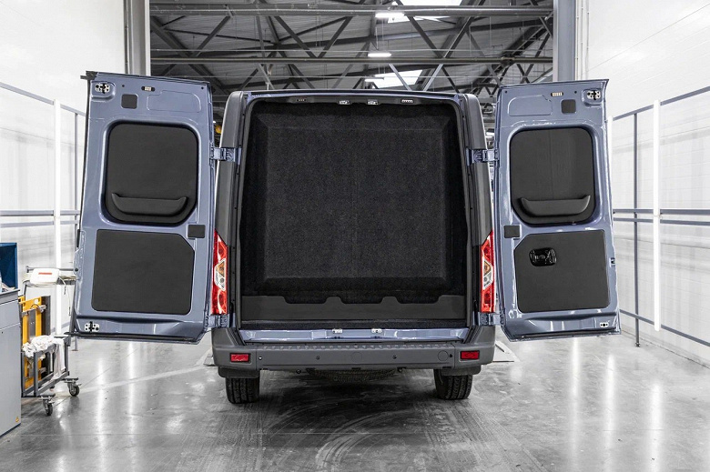 Lüks “NN VIP” bir buzdolabı, TV ve Wi-Fi ile temsil edilir. Bu vazgeçilmez Volkswagen Multivan ve Mercedes-Benz V-Serisi'ne cevabımız