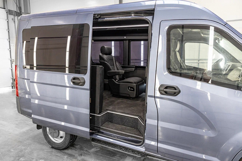 Lüks “NN VIP” bir buzdolabı, TV ve Wi-Fi ile temsil edilir. Bu vazgeçilmez Volkswagen Multivan ve Mercedes-Benz V-Serisi'ne cevabımız