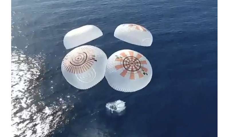 Dört uzay turisti, kutupların üzerinden özel bir uçuştan sonra Dünya'ya döner