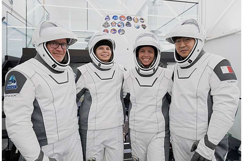 SpaceX tarafından sağlanan bu görüntüde soldan şovlar: Avustralya'dan kutupsal bir rehber olan Eric Philips; Almanya'dan robot araştırmacısı Rabea Rogge; Norveçli film yapımcısı Jannicke Mikkelsen ve tüm uzay uçuşu için ödeme yapan ve şimdi Malta'da yaşayan Çin doğumlu bir Bitcoin yatırımcısı Chun Wang. Kredi: AP üzerinden SpaceX Dört uzay turisti, kutupların üzerinden özel bir uçuştan sonra Dünya'ya döner