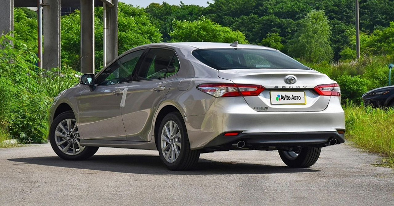 Rusya'da eski bedende alışılmadık yeni bir Toyota Camry 2025 satıyorlar - ucuz