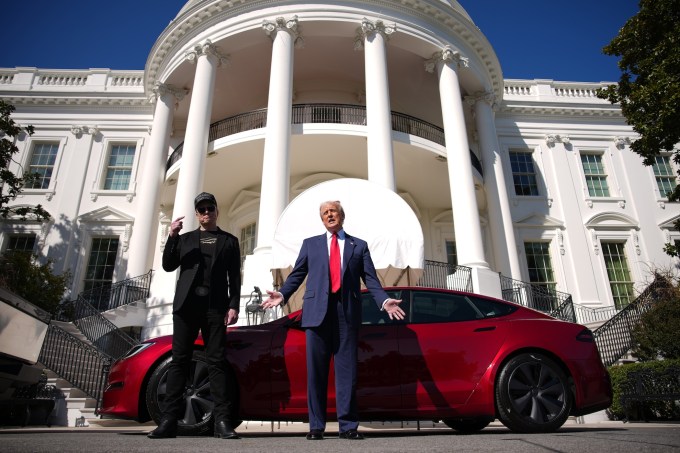 ABD Başkanı Donald Trump ve Beyaz Saray Kıdemli Danışmanı Tesla ve SpaceX CEO'su Elon Musk, 11 Mart 2025'te Washington, DC'de Beyaz Saray'ın güney çimlerinde Tesla Model S'nin yanında açıklamalar sunuyor.