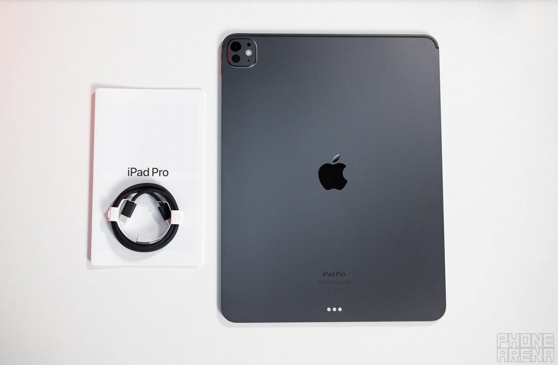 OLED ekranlı bir güçlü tablet dışında M4 iPad Pro'yu barındıran kutuya çok fazla gelmedi. | Image Credit-Phonearena-Apple, yeni nesil C2 şirket içi 5G modemi ile 2nm M6 işlemci tarafından desteklenen iPad Pro'yu hazırlar