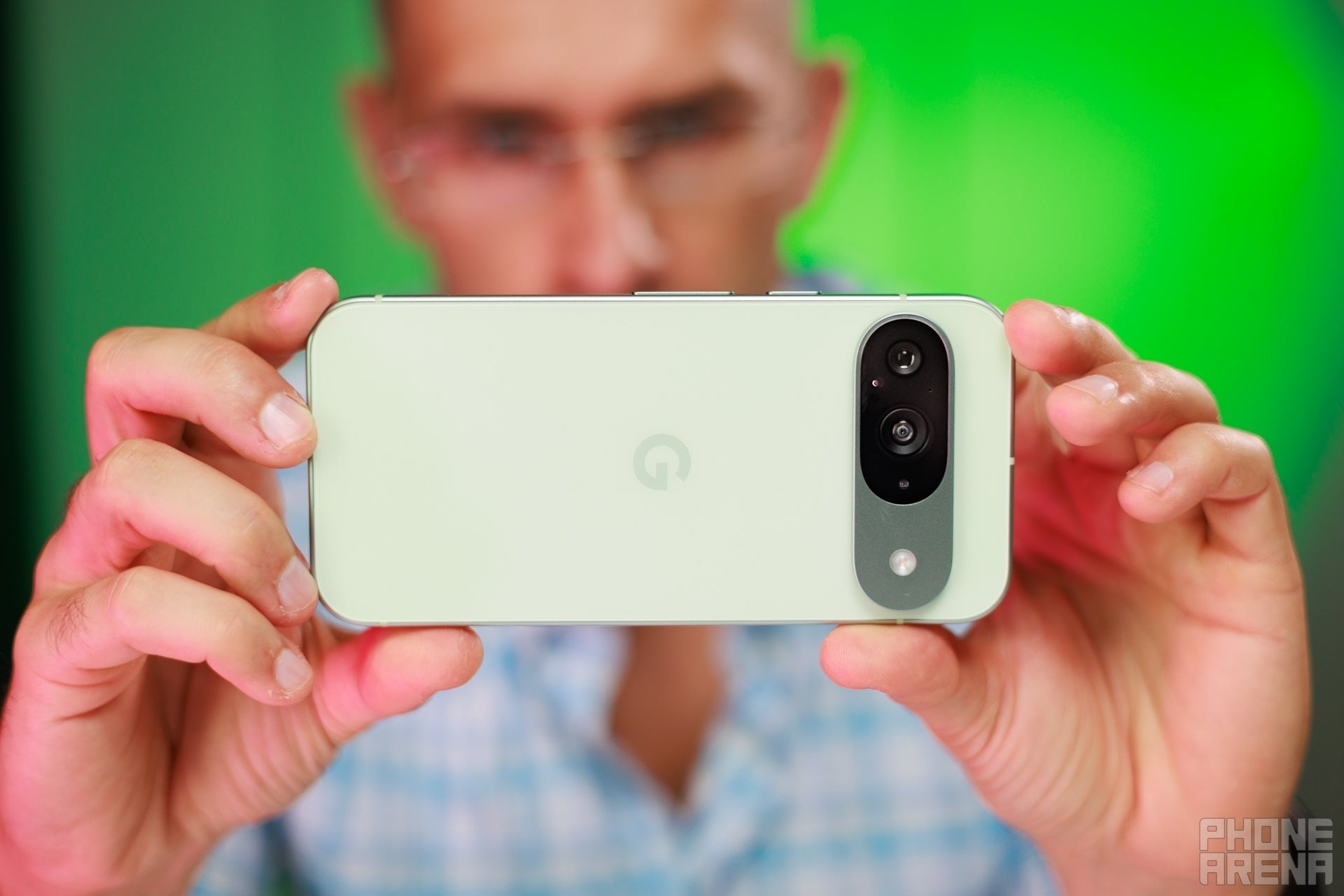 Pixel 9, kamera testlerimizde ana yarışmasının gerisinde kalıyor. Pixel 10'un daha iyisini yapması gerekiyor ve üçüncü bir kamera sadece hile yapabilir. | Görüntü Phonearena - Google'ın Pixel 10 nihayet bir telefoto lens ekleyebilir, ancak