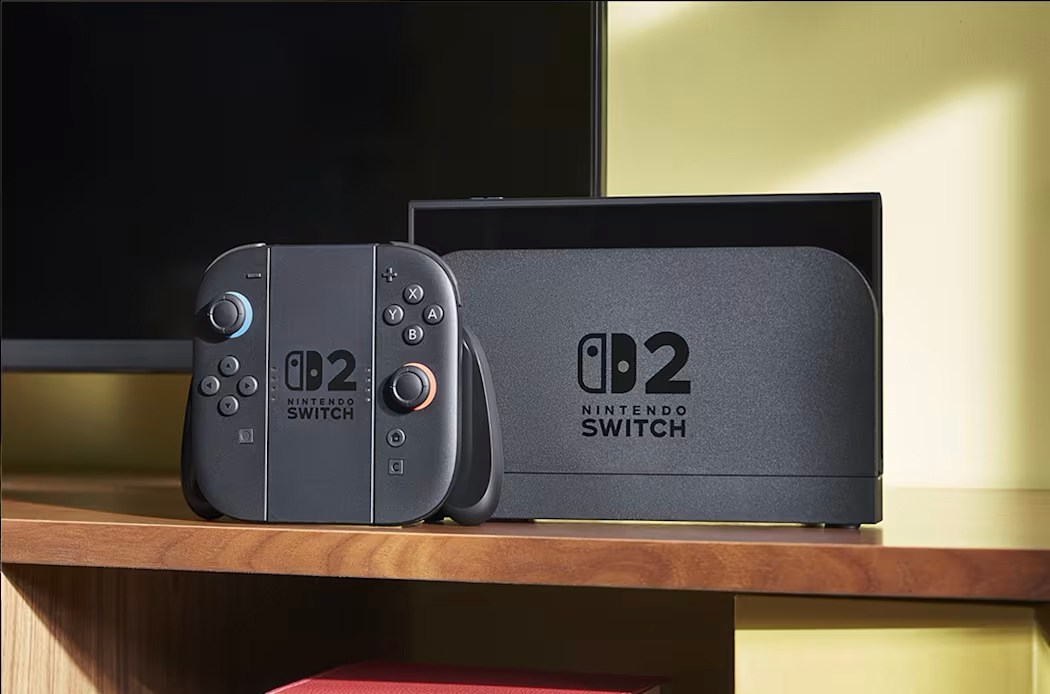 Nintendo Switch 2 konsolu, joy-cons ve rıhtım bir TV yakınındaki düz bir yüzey üzerinde durur.