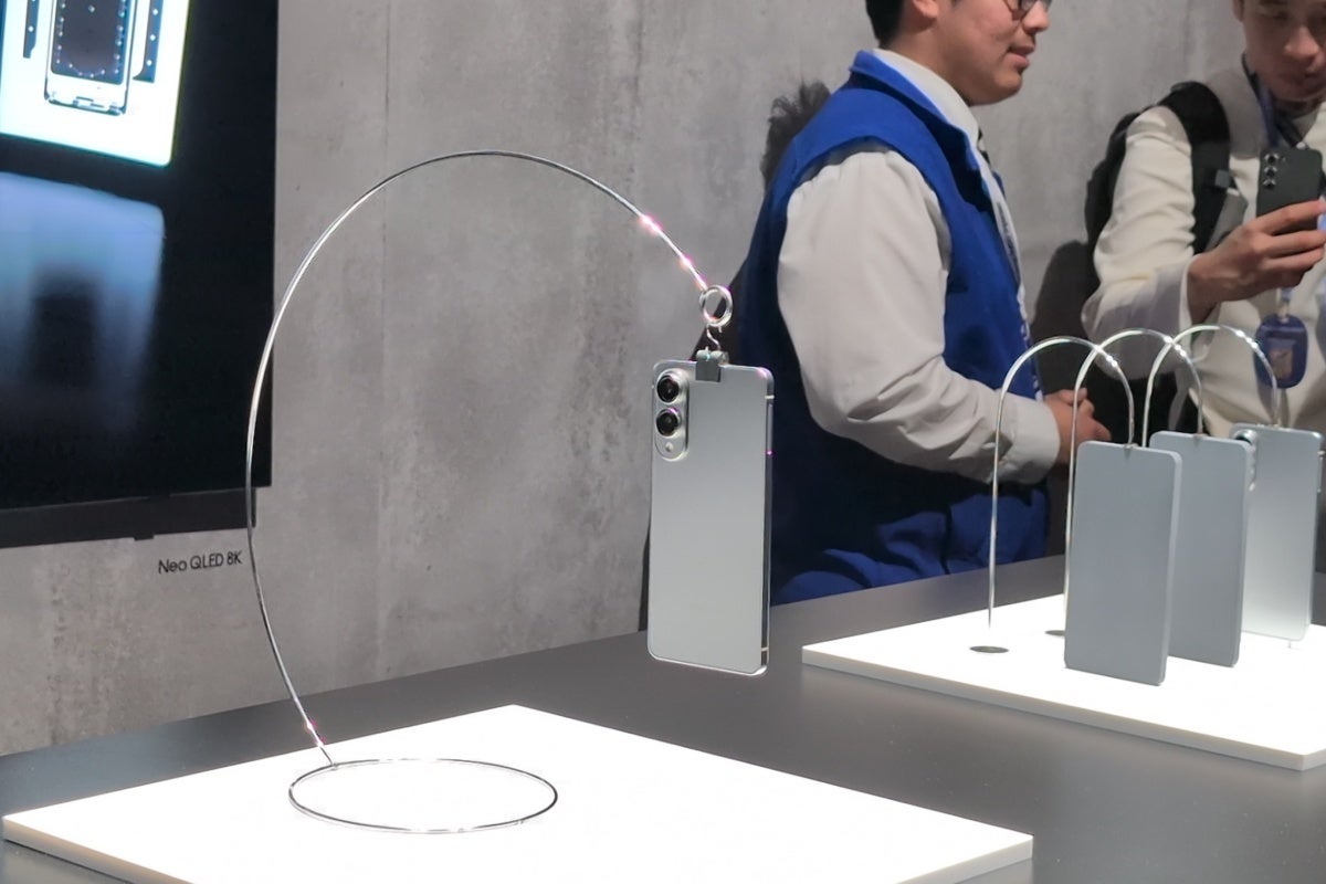 Ocak ayında prototip formunda sergilenen S25 Edge, tuhaf bir şekilde ilk zaman için hazır değil. | Image Kredisi - Phonearena - Samsung Galaxy S25 Edge'in maliyeti muhtemelen ne kadar maliyetli olacak ...