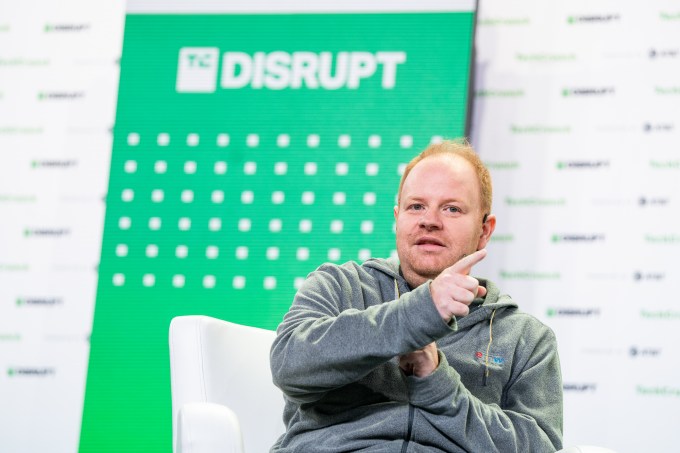 Parker Conrad, Rippling CEO'su Mary Ann Azevedo ile konuşuyor "Küresel olmak" 20 Ekim 2022'de San Francisco'da TechCrunch Disrupt'ta.