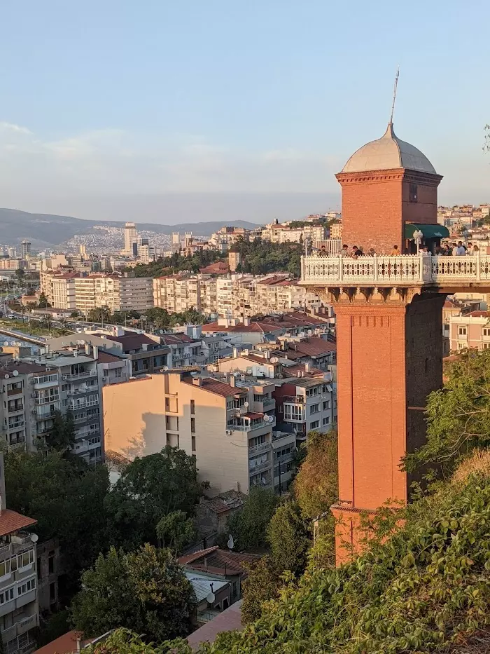 İzmir Gezilecek Yerler: İzmir Tarihi Asansör Binası