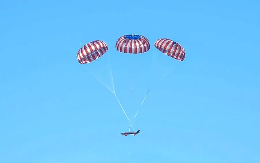 XQ-58'in paraşütle iniş yapması
