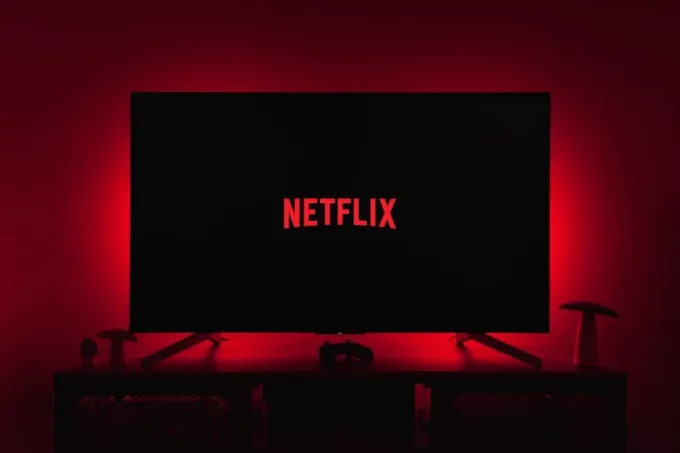 Netflix logosu, siyah ekran üzerinde kırmızı bir arka ışıkla