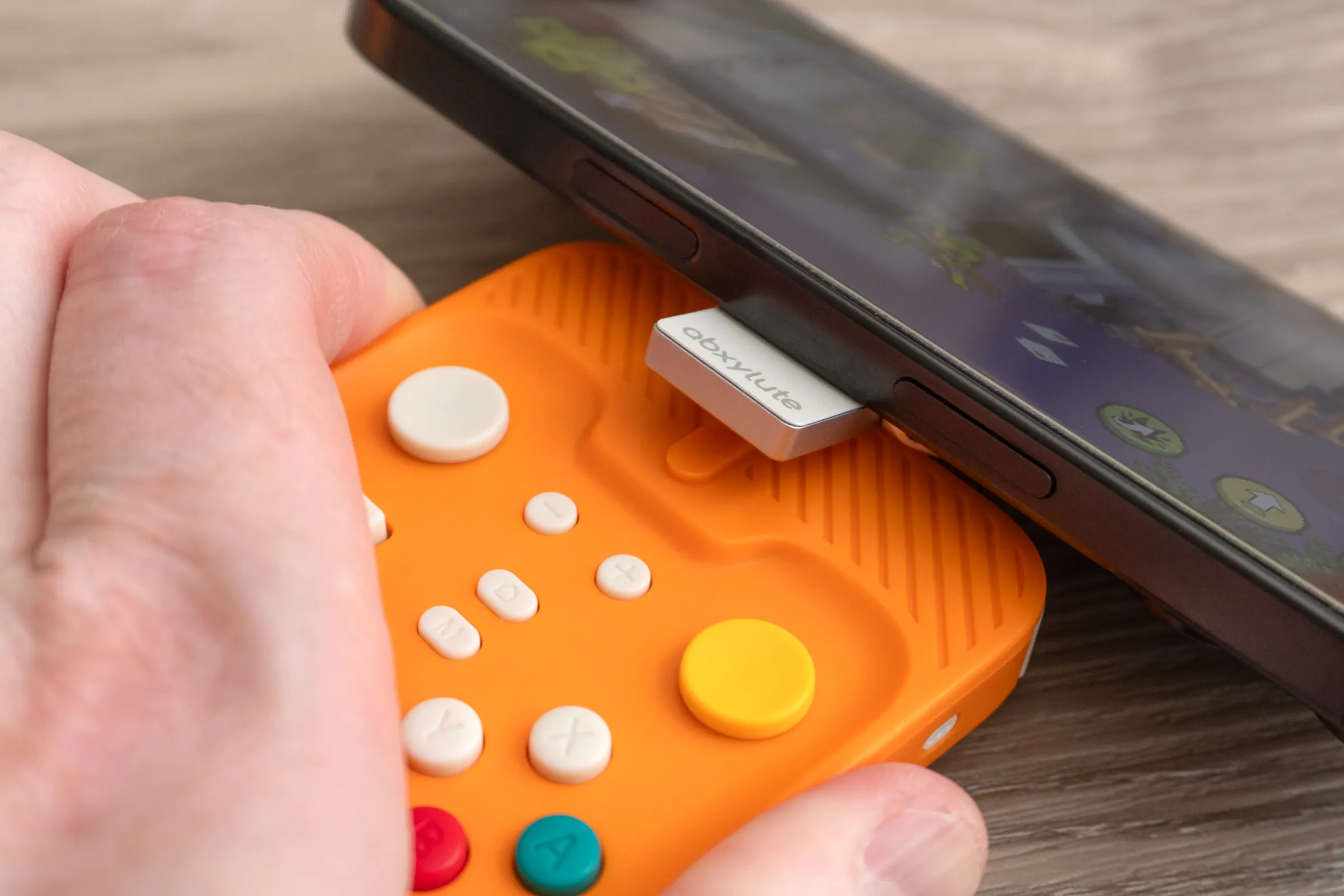 Abxylute M4’ün manyetik montajı, iPhone ile bağlantısı kesilirken gösteriliyor.