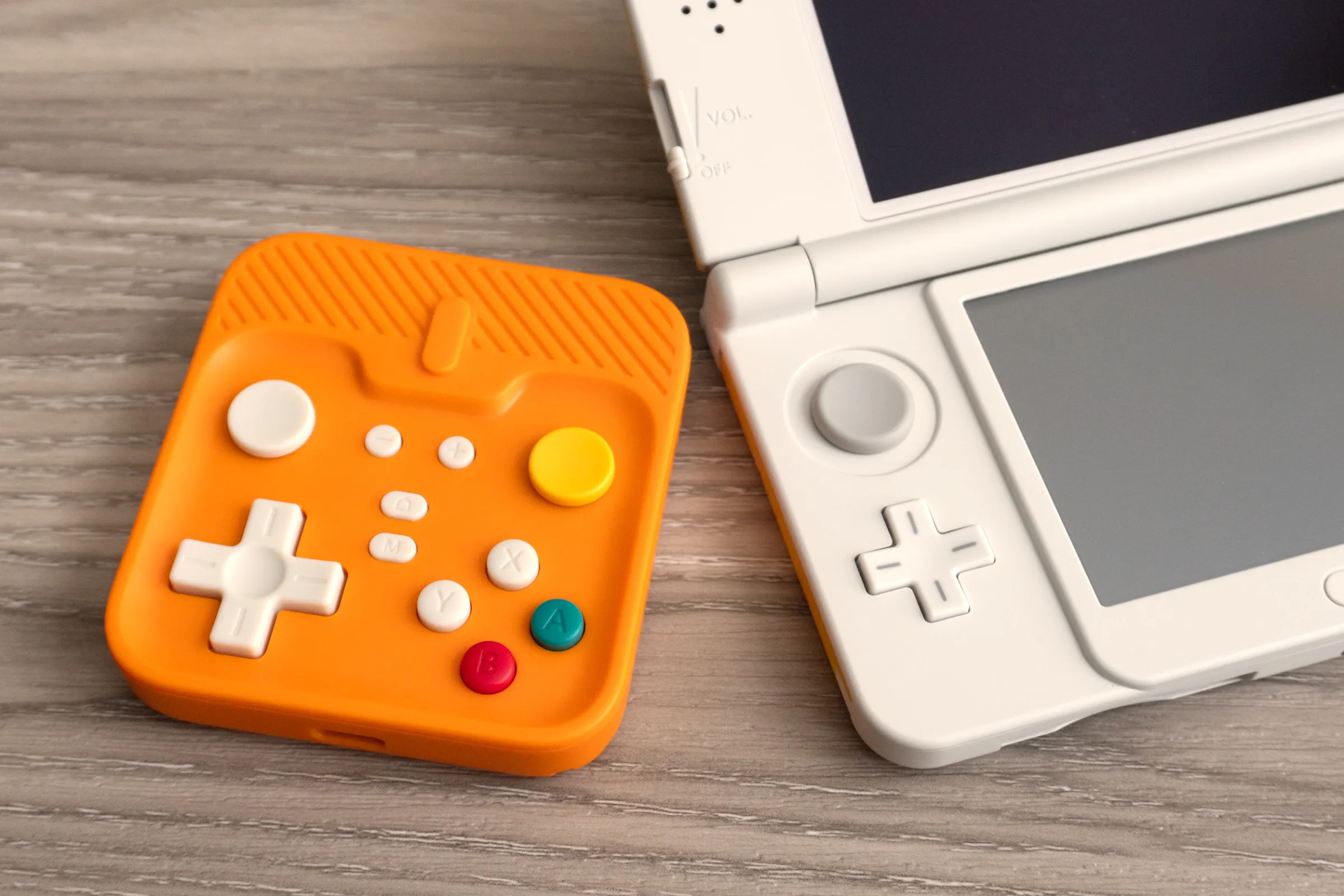 Abxylute M4 kontrol cihazı, Nintendo 3DS ile yan yana.