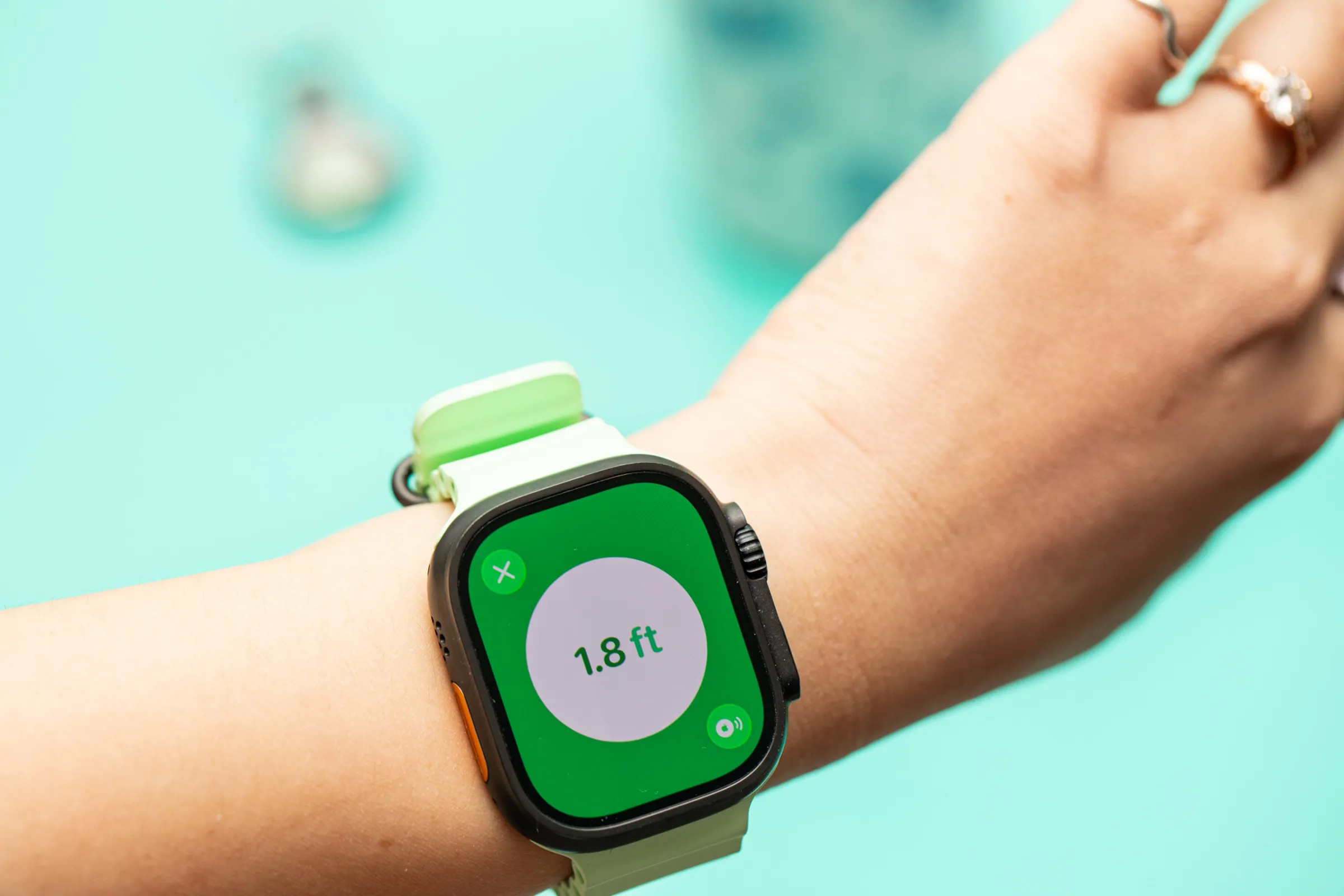 Apple Watch Ultra 2'de bir AirTag için Kesin Bulma özelliğine bakan bir kişiyi gösteriyor.