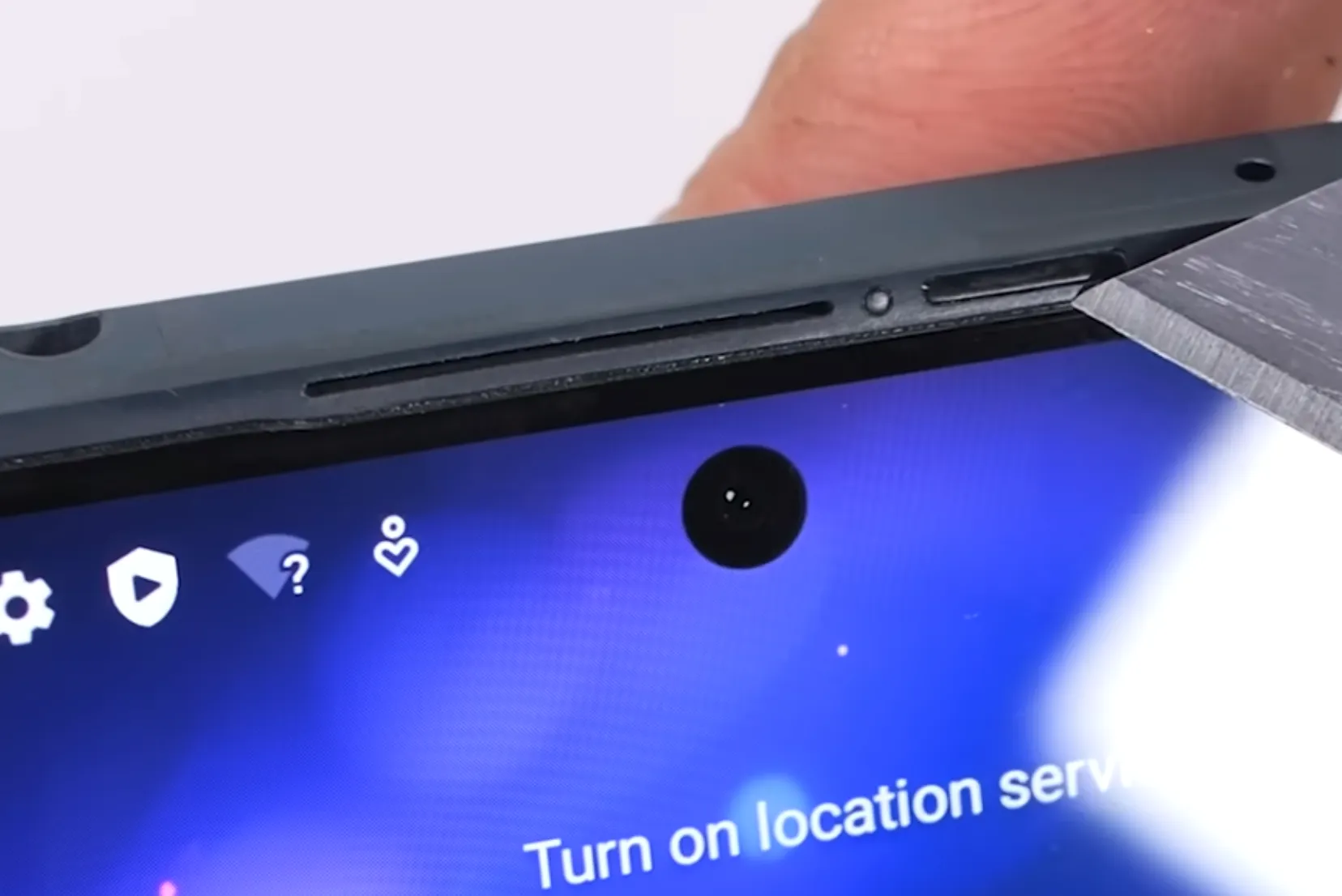 HTC U24 Pro sensör diziliminin JerryRigEverything videosundan ekran görüntüsü