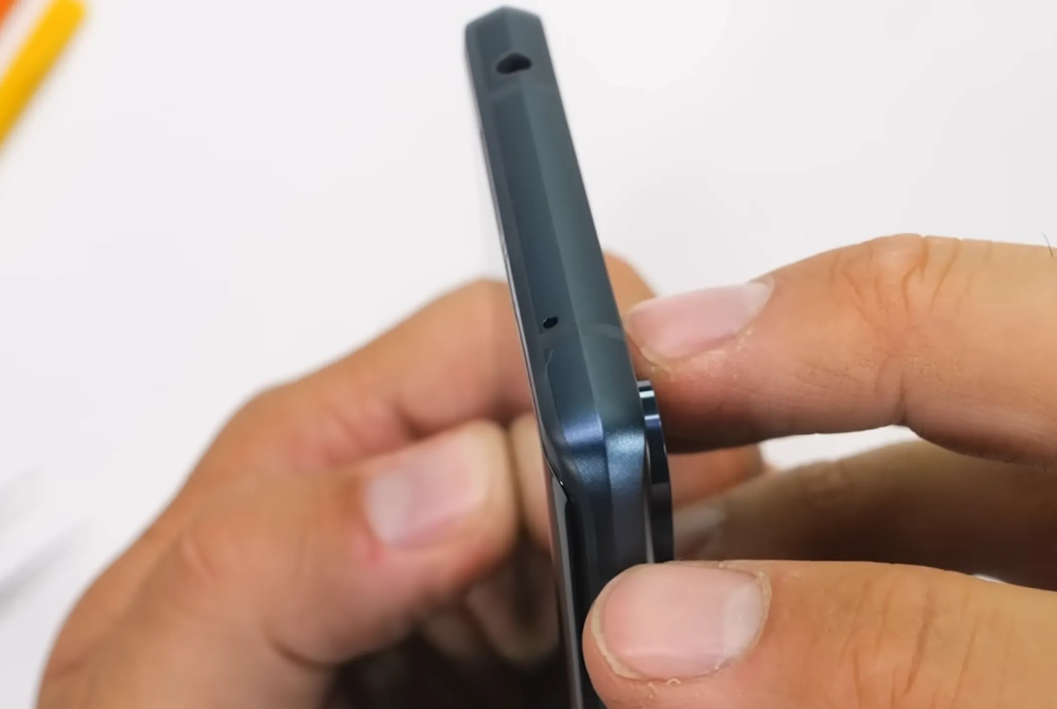 HTC U24 Pro'nun açılı kenarlarının videosunu gösteren bir ekran görüntüsü