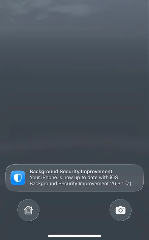 Bir iPhone'un ana/ kilit ekranı ekran görüntüsü, yeniden başlatmadan sonra bir bildirimde 'Arka Plan Güvenlik İyileştirmesi, iPhone’unuz şimdi iOS Background Security Improvement 26.3.1 (a) ile güncellenmiştir.' yazılı bir bildirim görülüyor.
