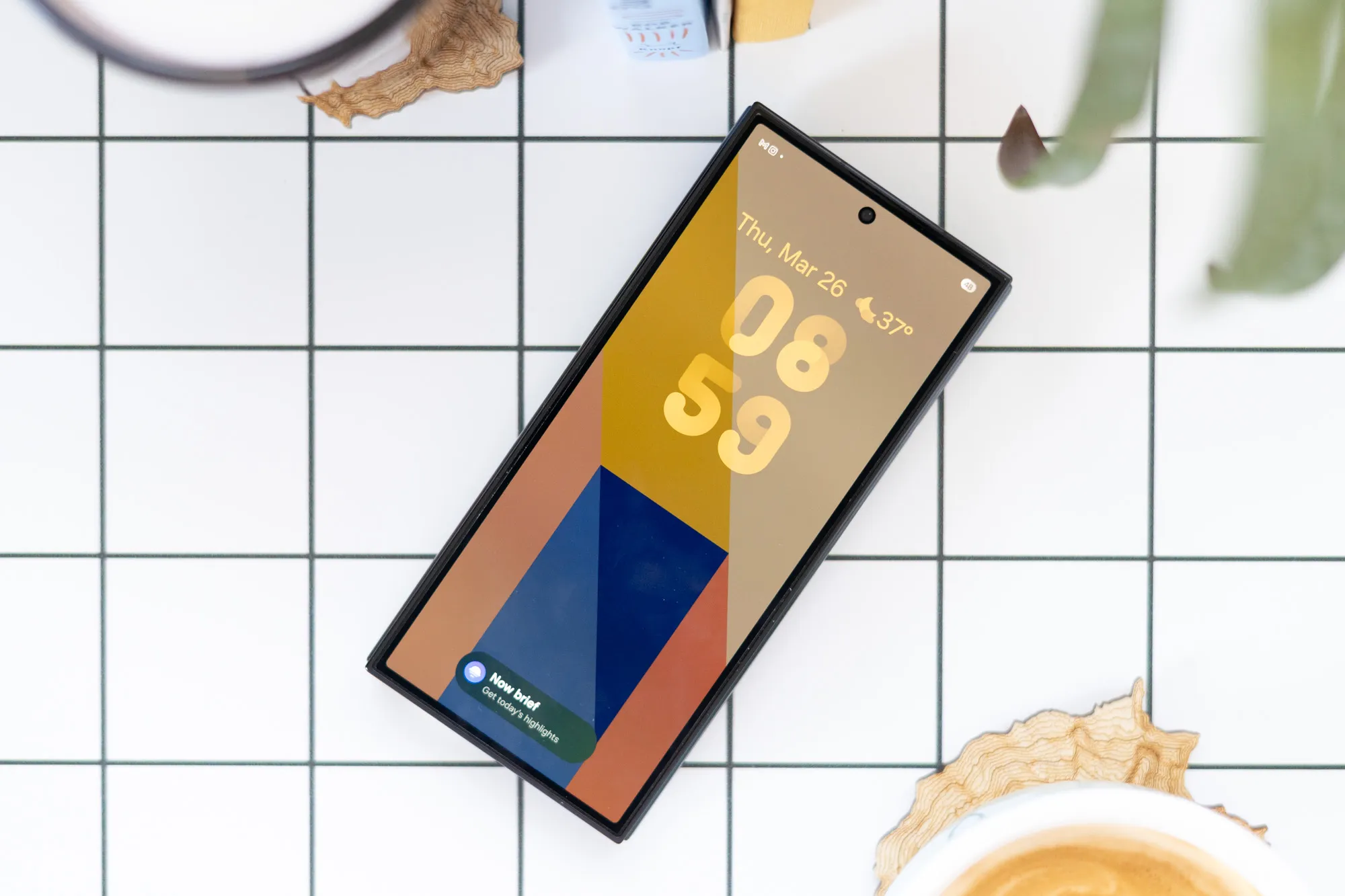 Samsung Z Trifold dış ekranı gösteriyor