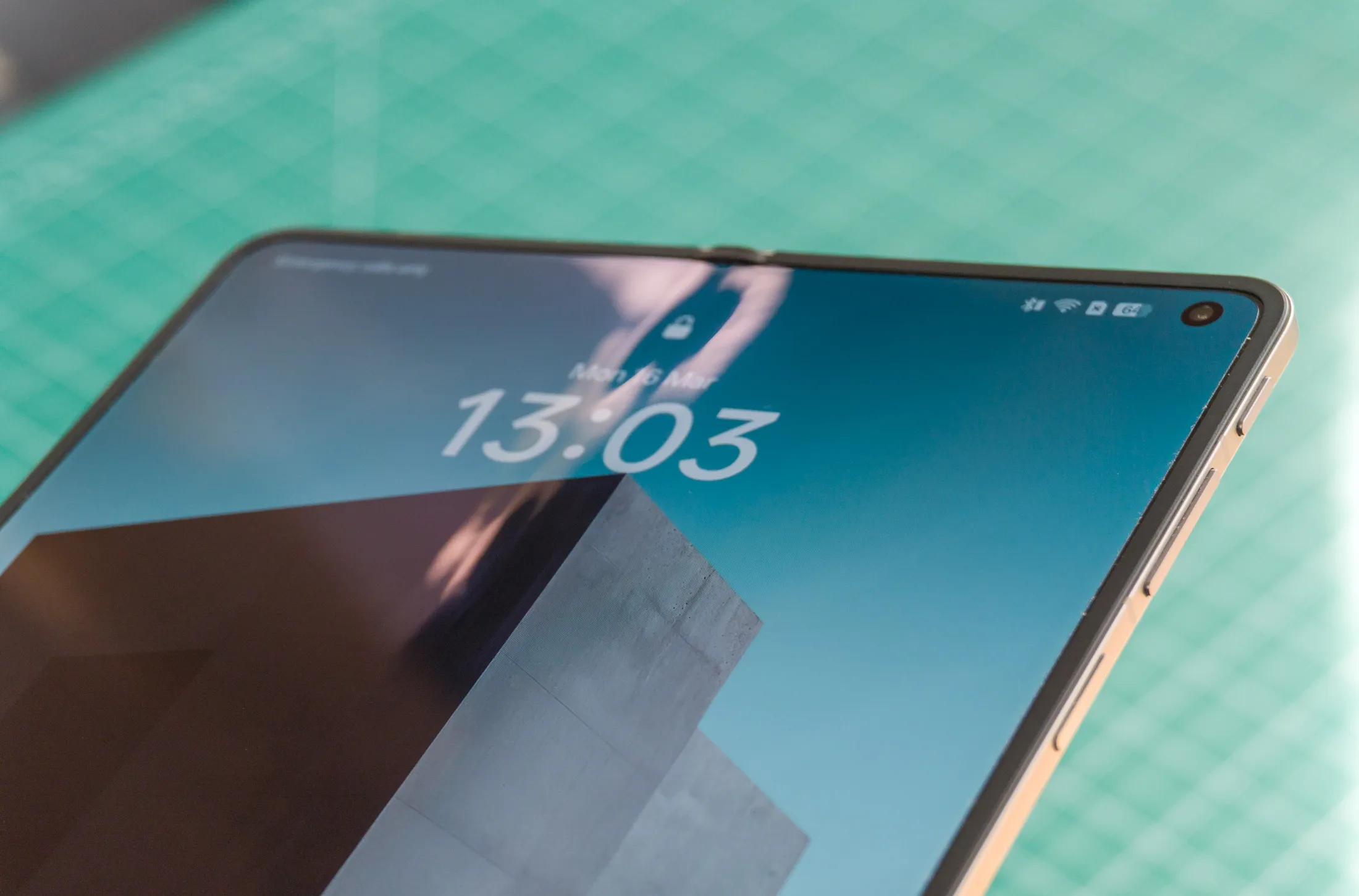 Oppo Find N6'nın merkezi olan iz üzerinde açılmış bir görüntü