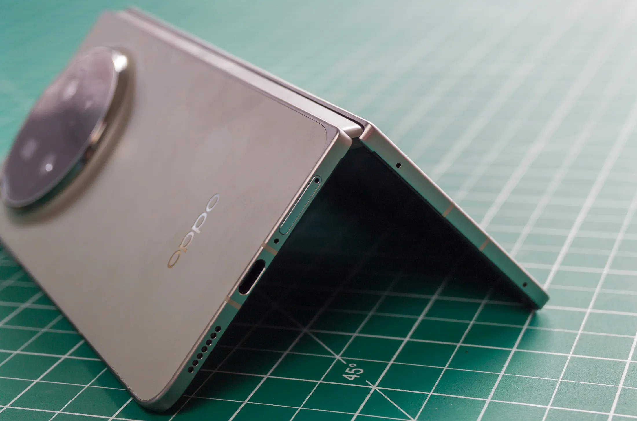 Oppo Find N6'nın tente pozisyonundaki fotoğrafı