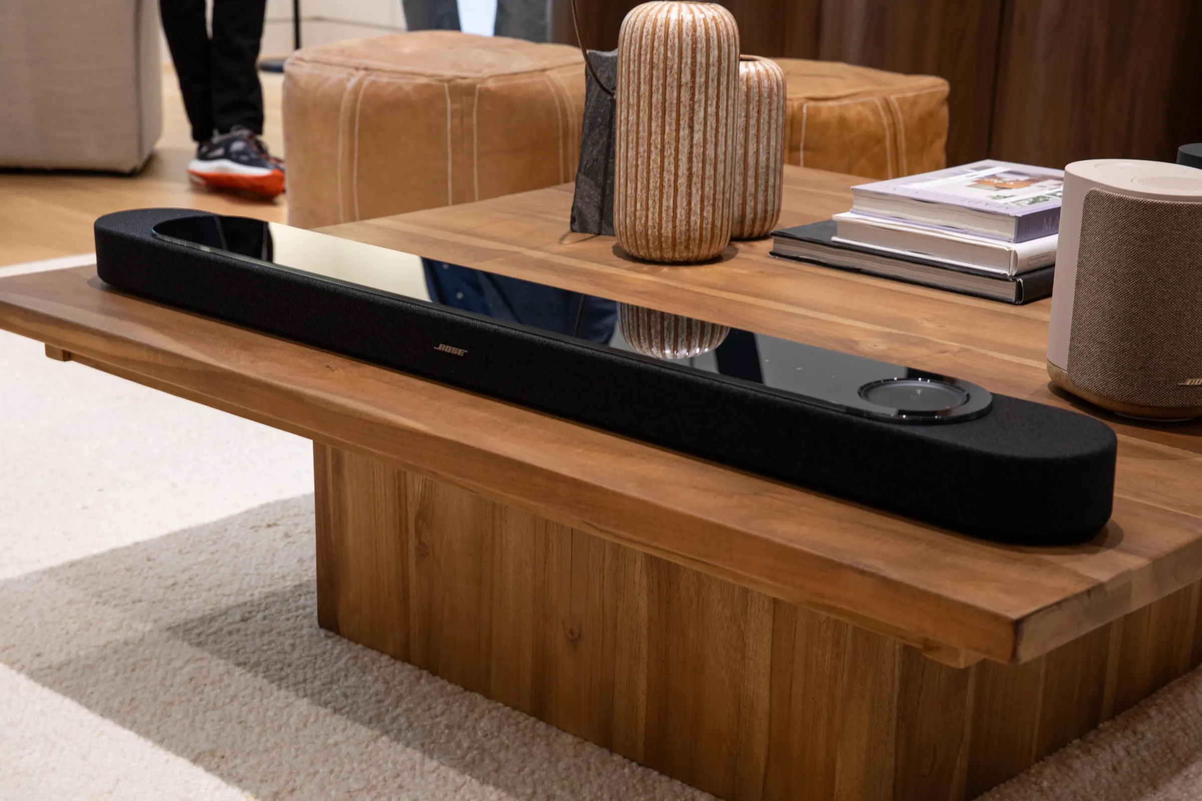 Bose Lifestyle Ultra Soundbar, ahşap bir masanın üstünde siyah renkte.