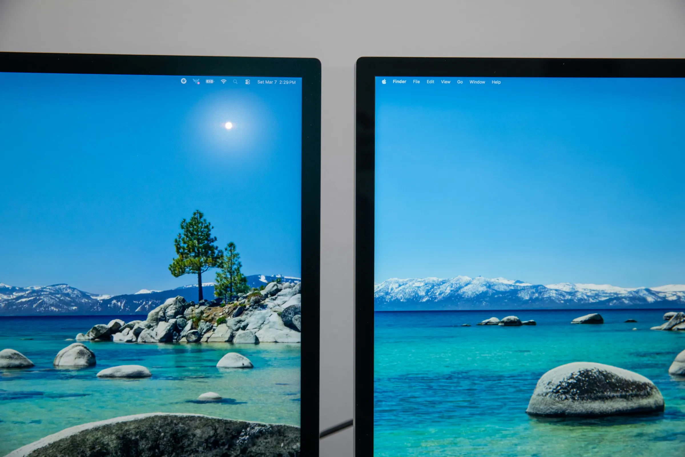 Apple Studio Display XDR ve Studio Display ekranlarının yakından çekimi