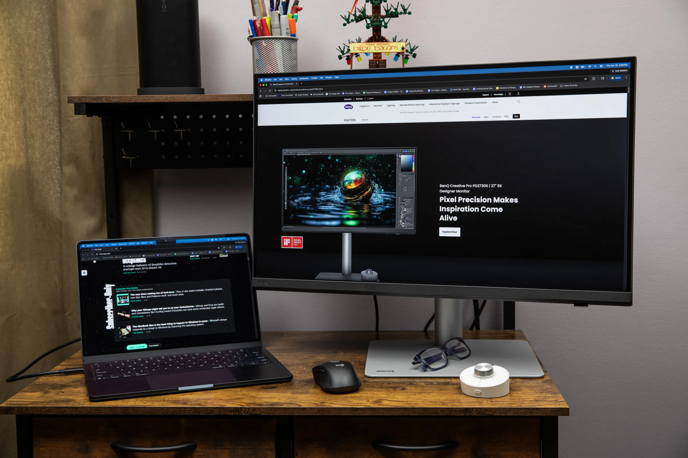 BenQ PD2730S bir masada