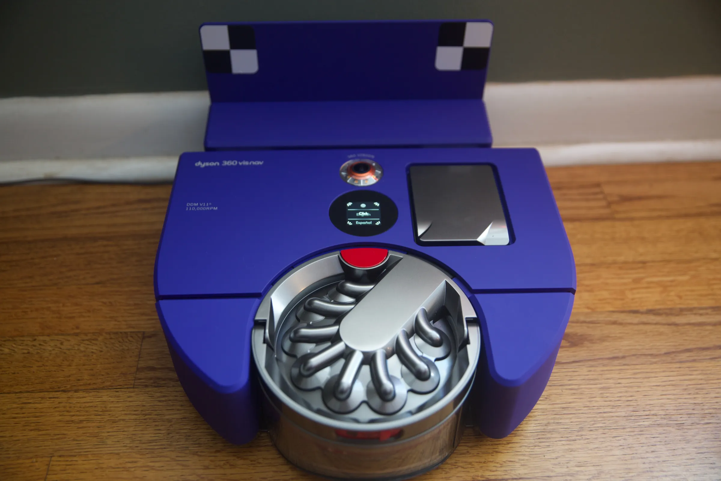 Dyson'ın önceki robot süpürgesi Vis Nav, Spot + Scrub'dan daha güçlü bir Dyson motoru içeriyor.