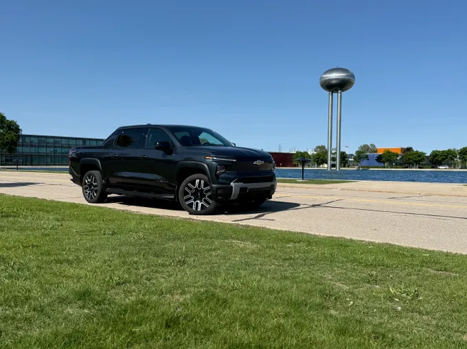 Silverado EV, GM'nin Teknoloji Merkezinde poz veriyor.