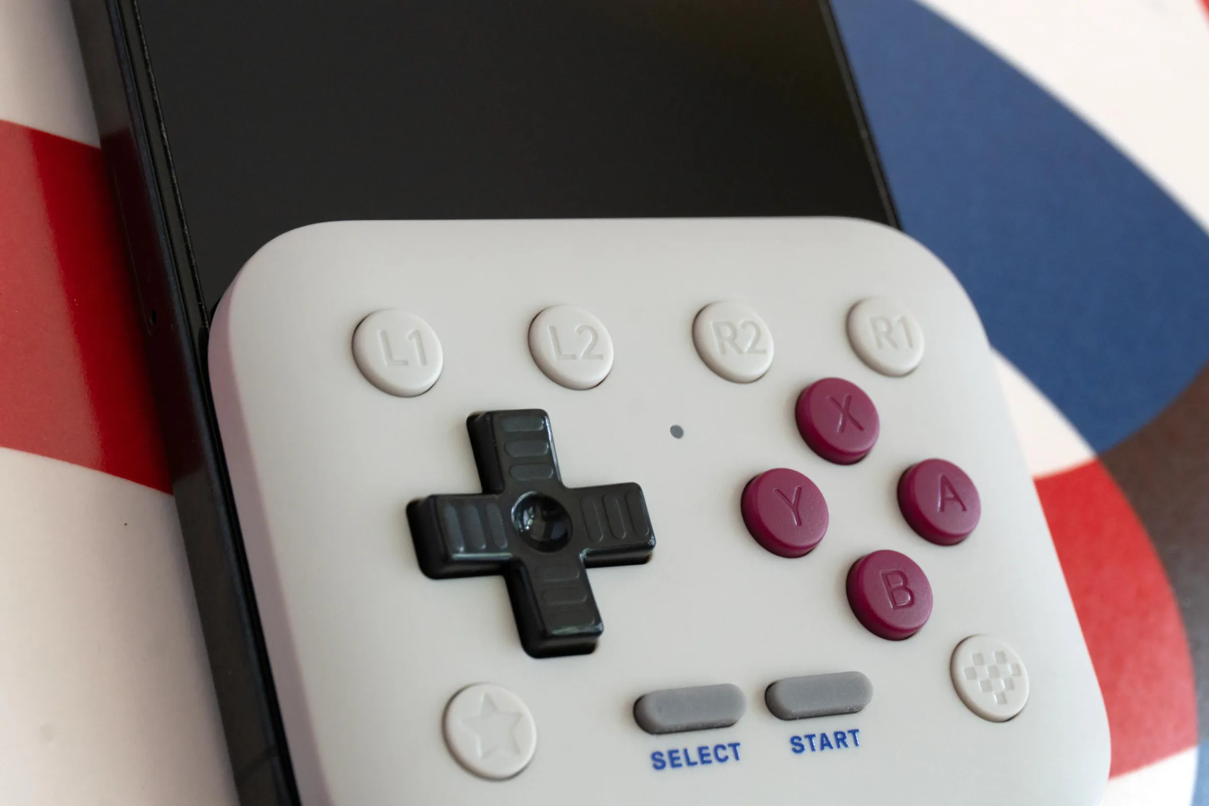 8BitDo FlipPad'ın butonlarına yakın çekim.