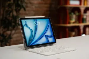 Bir masa üzerinde iPad Air.